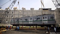 30 unit KRL yang dibeli KCJ dari Jepang tiba di Pelabuhan Tanjung Priok, Jakarta, Jumat (29/7/2016).