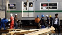 Petugas menurunkan KRL di Pelabuhan Tanjung Priok.