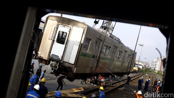 30 dari 60 unit KRL yang dibeli KCJ dari Jepang tiba di Pelabuhan Tanjung Priok, Jakarta, Jumat (29/7/2016). Armada kereta ini akan melayani transportasi para 'roker' alias rombongan pengguna KRL Commuter Line Jabodetabek.