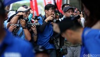 Ratusan masyarakat Jepang dan turis masuk ke pit stop untuk mendekati idola mereka.
