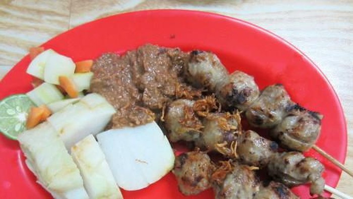 Kenyal Harum Bakso Bakar Dengan Siraman Saus Pedas Gurih