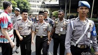 Kapolri bersama rombongan meninggalkan masjid seusai salat Jumat.