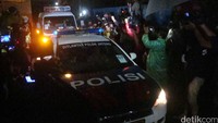Mobil ambulans tersebut langsung melaju meninggalkan Dermaga Wijayapura. Sebelumnya 4 terpidana mati kasus narkotika itu dieksekusi oleh regu tembak di lapangan tembak Limus Buntu Nusakambangan pada pukul 00.45 WIB.