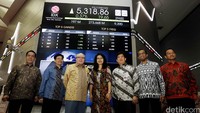 Direktur Perdagangan dan Pengaturan Anggota Bursa BEI Samsul Hidayat, Kepala Subdiv Perencanaan Perusahaan BCA Rudy Budiardjo, Wakil Presiden Direktur BCA Eugene Keith Galbraith, Sekretaris BCA Inge Setiawati, Kepala Divisi Keuangan dan Perencanaan BCA Raymon Yonarto, Direktur BEI Hamdy Hasyarbaini, dan Direktur BEI Nicky Hogan foto bersama usai pembukaan perdagangan saham.