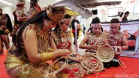 Peserta pameran unjuk kebolehan dalam membuat kerajinan tangan khas Kalimantan Barat.