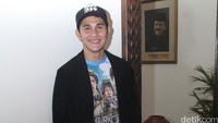 Seperti biasa, Vino tampil dengan gaya kasual. Pool/Ismail/detikFoto.