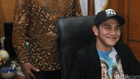 Tak mau kalah, Vino juga eksis saat duduk dan berpose bersama Ahok. Pool/Ismail/detikFoto.