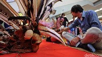 Bermacam kerajinan tangan khas Kalimantan Barat dipamerkan.