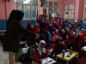 Cerianya Siswa SDN 15 Pangkalpinang dapat Kursi Baru Setelah 6 Bulan Lesehan