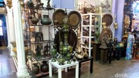 Banyak benda bernilai seni tinggi dijual di pasar ini. Ada lukisan, patung-patung, hingga kerajinan tangan. Suvenir kecil-kecil seperti kaos, gantungan kunci, asbak, hingga magnet kulkas pun ada. Traveler tinggal pilih mana yang disuka (Wahyu/detikTravel)