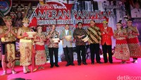 Wakil Ketua MPR Oesman Sapto didampingi Gubernur Kalimantar Barat Cornelis MH dan Bupati Landak Adrianus Asia Sidot membuka pameran pariwisata.
