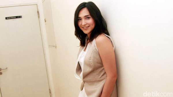 5 Fakta Dena Rachman yang Baru Dilamar Kekasih Bulenya 5 Fakta Dena Rachman yang Baru Dilamar Kekasih Bulenya