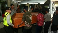 Ambulance mengantar jenazah ke rumah duka St Carolus.