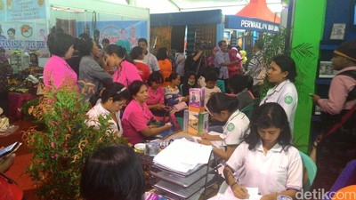 Begini Serunya Para Ibu-ibu di Kupang Cek IVA dan Papsmear Gratis