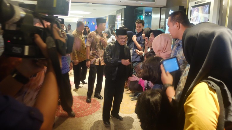 Saat BJ Habibie Nonton Bareng Rudy Habibie dengan Keluarga Besar Paspampres Saat BJ Habibie Nonton Bareng Rudy Habibie dengan Keluarga Besar Paspampres