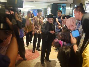 Saat BJ Habibie Nonton Bareng Rudy Habibie dengan Keluarga Besar Paspampres