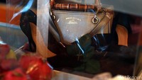 Seserahan yang dibawa Ben, salah satunya tas bermerek Gucci.