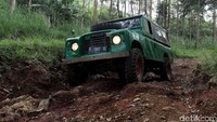 Sebuah mobil melahap medan offroad hutan Tangkuban Perahu.