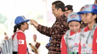 Jokowi menyampa seorang anak. Pool/Setpres.