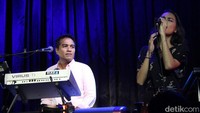 Eva Celia dan Indra Lesmana, ayah dan anak perempuannya yang memiliki bakat bermusik ini pun sukses membuat penonton terpukau.