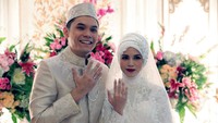 Ijab qabul berlangsung khidmat di hadapan para saksi dari masing-masing mempelai.