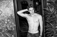 Ponakan Seksi Hillary Clinton Masuk Agensi yang Sama dengan Bella Hadid