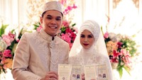 Ben dan Ines memperlihatkan surat nikah mereka kepada awak media.