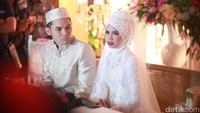 Usai akad nikah pasangan ini menggelar jumpa pers.