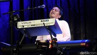 Ada sekitar 14 lagu yang dinyanyikan oleh Eva Celia. Beberapa di antaranya ia nyanyikan bersama Indra Lesmana, ayahnya.