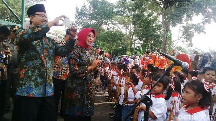 Hadiri Hari Anak Nasional, Wagub Jatim Disuguhi Permainan Angklung