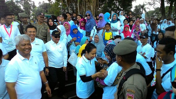 Hadir di Acara HUT 8 BUMN, Rini Soemarno Jadi Sasaran Selfie