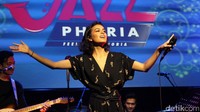 Wanita kelahiran Jakarta, 23 tahun silam ini mewarisi bakat bermusik Ayahnya. Tak heran, darah genre musik Jazz pun menjadi salah satu pilihan jenis musiknya dalam berkarir.