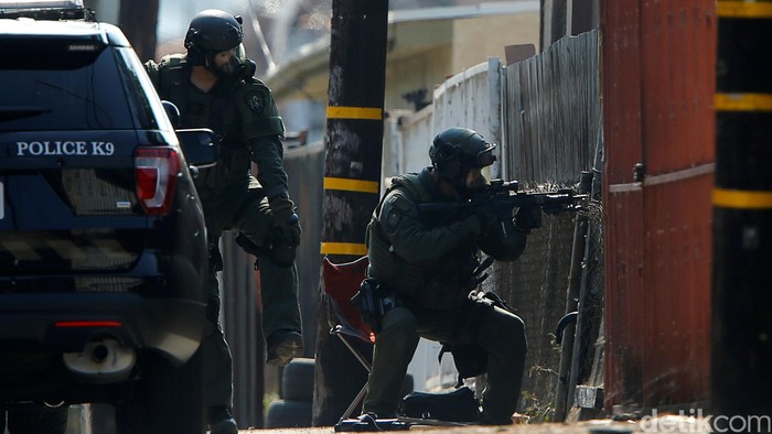 A police SWAT team surround a home as they search for a second suspect after a San Diego police officer was fatally shot and another was wounded late on Thursday, the police department said on Friday, adding one suspect was taken into custody in San Diego, California, United States July 29, 2016.   REUTERS/Mike Blake