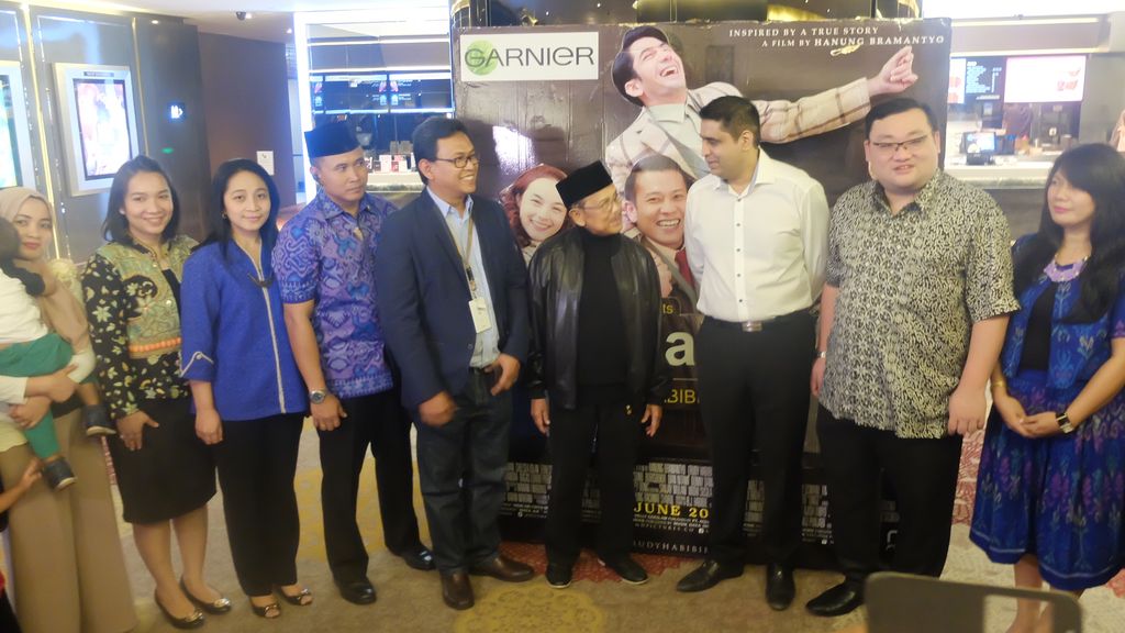 Saat BJ Habibie Nonton Bareng Rudy Habibie dengan Saat BJ Habibie Nonton Bareng Rudy Habibie dengan