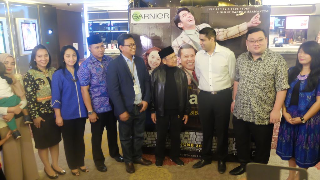 Saat BJ Habibie Nonton Bareng Rudy Habibie dengan 