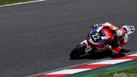 Aksi Dimas disalah satu tikukan, hari ini cuaca di Suzuka sangat panas menguras tenaga para pembalap.