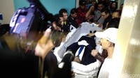 Jenazah Mike Mohede sudah dimandikan dan dipakaikan setelan jas berwarna hitam.