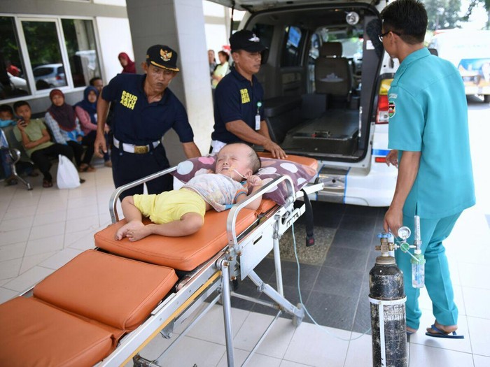 Terima Laporan Via Twitter, Bupati Dedi Bersepeda Urus Anak Hidrosefalus