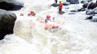 Untuk masalah keamanan, traveler tidak perlu khawatir. Operator rafting di sini cukup terjamin keredibilitasnya karena dikawal oleh sikpper handal, berpengalaman, serta bersertifikat (Ardian/detikTravel)