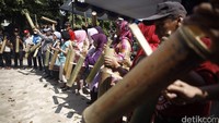 Melalui aksi 1000 Kentongan Melawan Pengosongan Paksa mereka menolak digusur lantaran rumah negara itu telah mereka huni lebih dari 30 tahun dan hampir seluruhnya merupakan pensiunan Perusahaan Jawatan Kereta Api (PJKA).