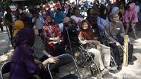 Puluhan warga yang tergabung dalam Masyarakat Manggarai Bersatu memprotes rencana pengosongan rumah yang akan dilakukan oleh PT Kereta Api Indonesia (KAI) di kawasan Manggarai Utara, Kelurahan Manggarai, Kecamatan Tebet, Jakarta Selatan, Minggu (31/07/2016).
