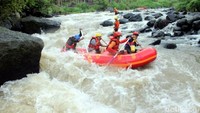 Ada 2 paket rafting yang bisa traveler pilih, yang pertama paket 5 kilometer yang ditempuh sekitar 2 jam, ada juga yang 7 kilometer. Untuk paket yang 5 kilometer harga yang dipatok sebesar Rp 187 ribu per orang (Ardian/detikTravel)