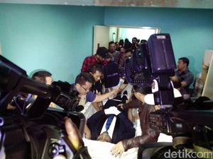 Isak Tangis Keluarga dan Lagu Rohani Iringi Mike Mohede ke Rumah Duka