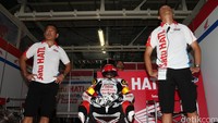 Dimas Ekky Partama bersiap mengantikan Zaqwan memasuki 3 jam atau 90 lap.
