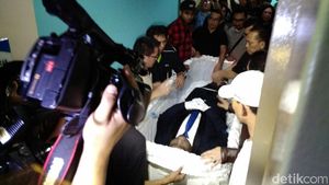 Jenazah Mike Mohede Dibawa ke Rumah Duka