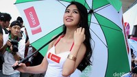 Umbrella girl di sebuah lomba ketahanan bermotor. Foto: Dikhy Sasra