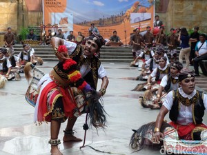 Dosen Tari UNJ Revitalisasi Tari Jaran Kepang Temanggung