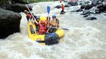 Rafting Seru Taklukkan Derasnya Sungai Kalibaru, Banyuwangi