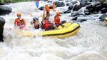 Rafting Seru Taklukkan Derasnya Sungai Kalibaru, Banyuwangi