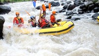 Adrenalin traveler pasti akan terpompa maksimal. Maklum, derasnya air Sungai Kalibaru ini terjadi karena pertemuan aliran sungai dari kaki Gunung Raung dan Gunung Kumitir di Banyuwangi (Ardian/detikTravel)